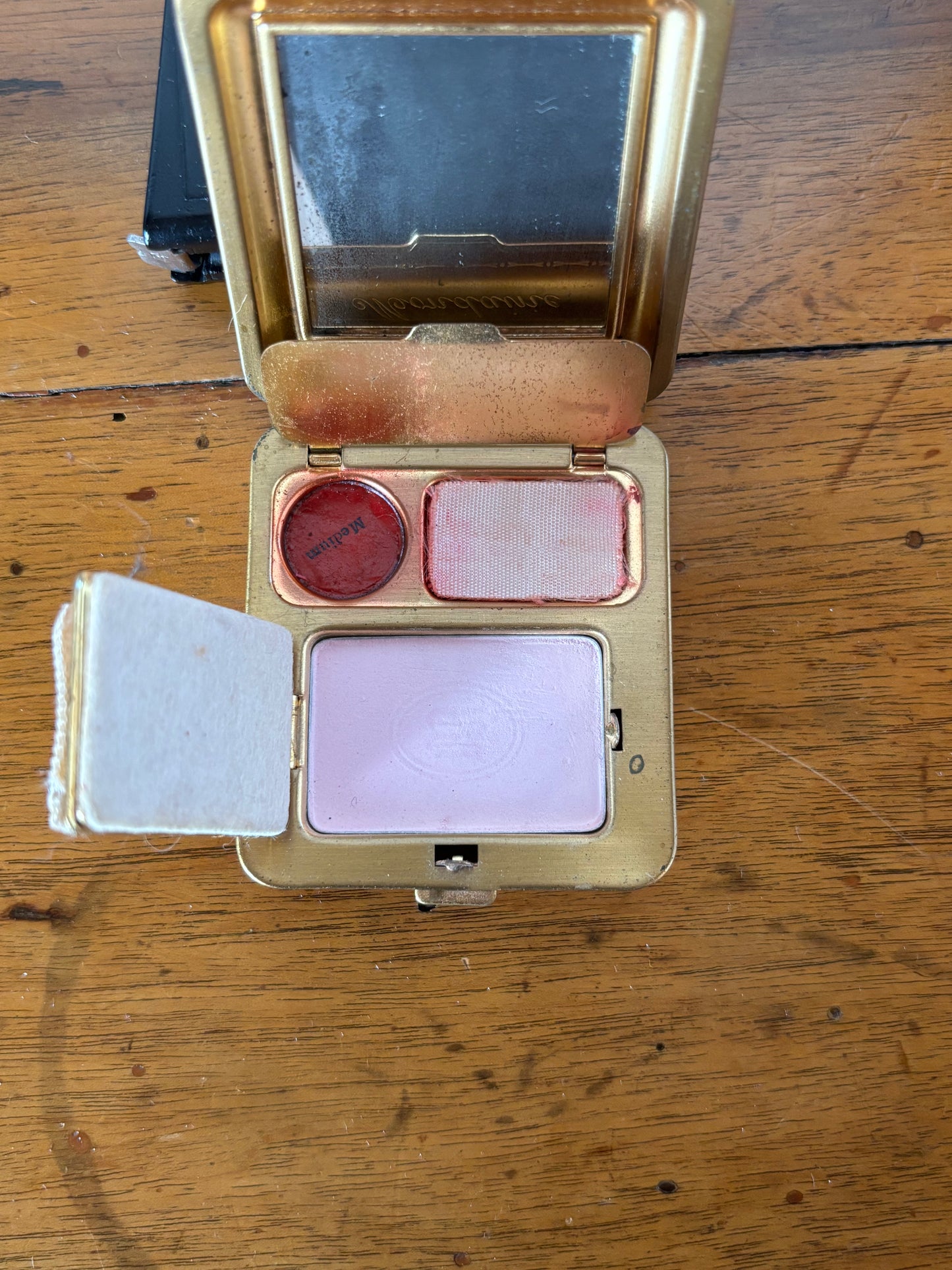 Porta trucchi compatto vintage rosso – Accessorio elegante da collezione