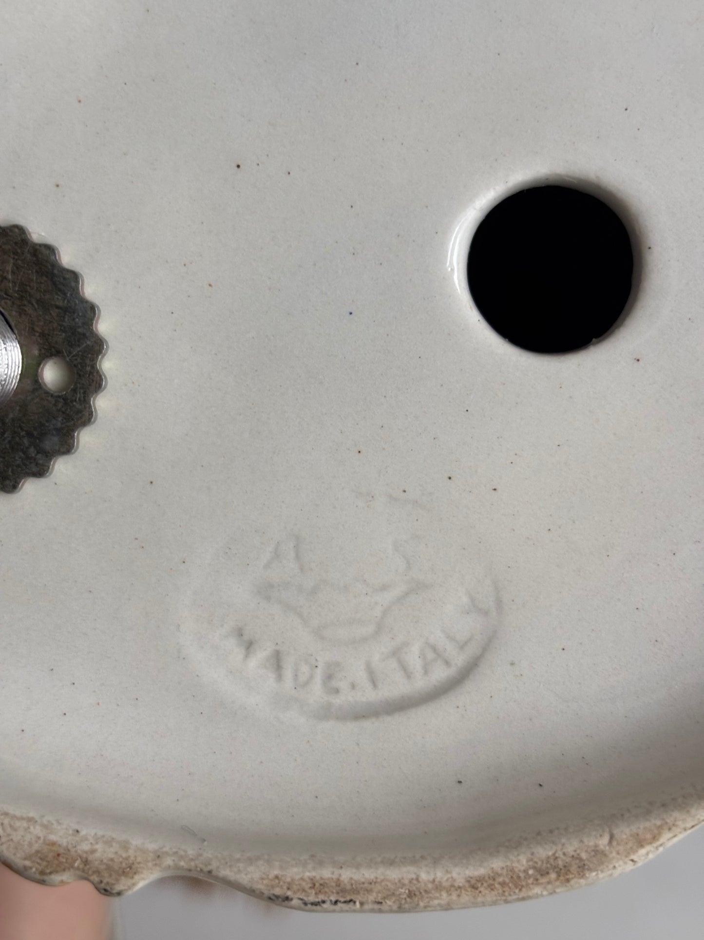 Vintage‑Tischlampe aus figürlicher Keramik mit Dame, Stoffschirm und Herstellerstempel