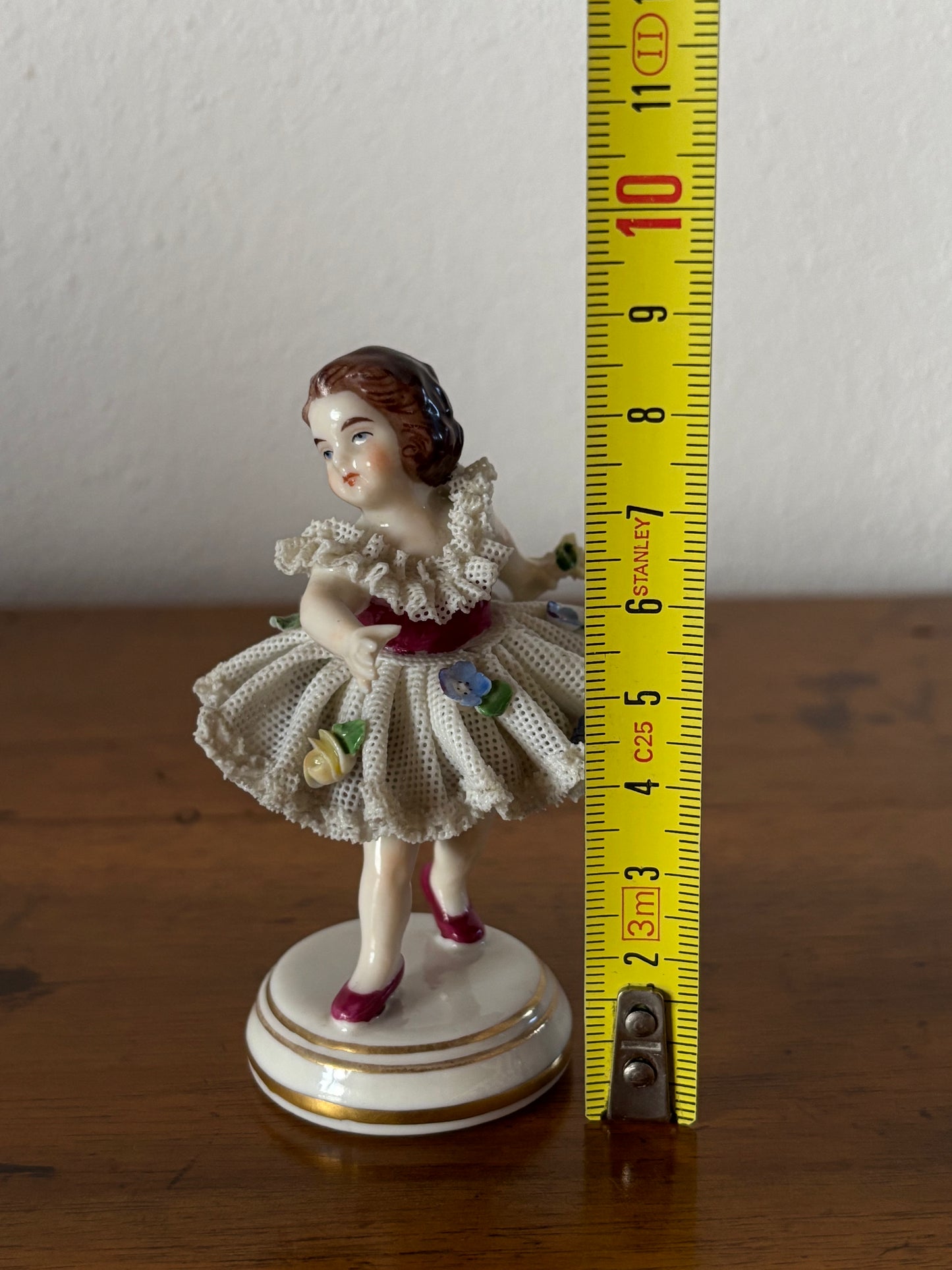 Figur mit Gekröntem N-Symbol – Mädchen mit Tüll, Spitze und Blumendekor