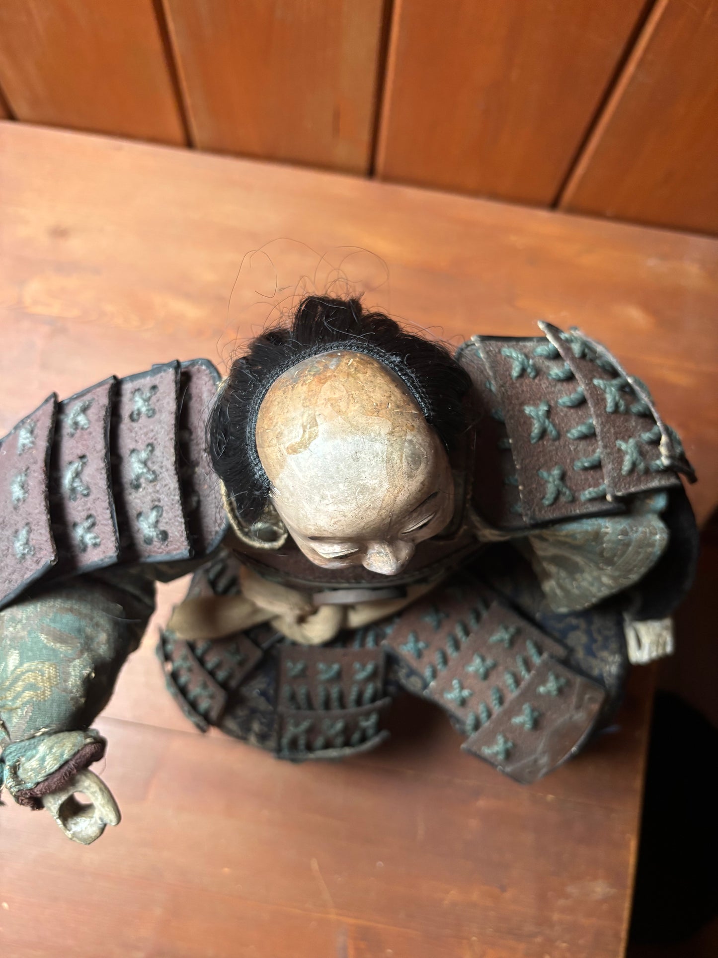 Figura di samurai d’epoca in materiali misti con armatura tradizionale