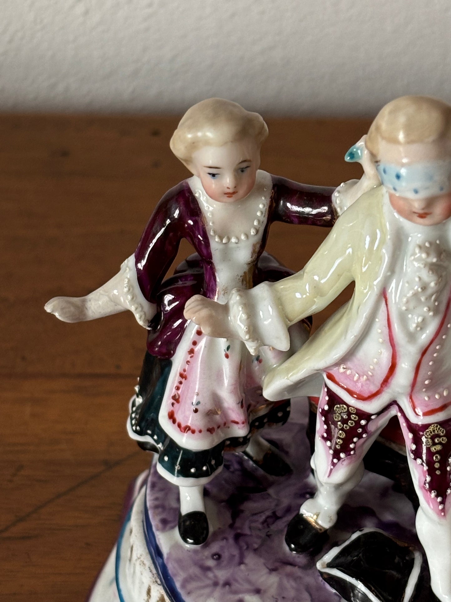 Keramik-Tintenfass aus den 1900er-Jahren – Adelsszene mit Blinde-Kuh-Spiel