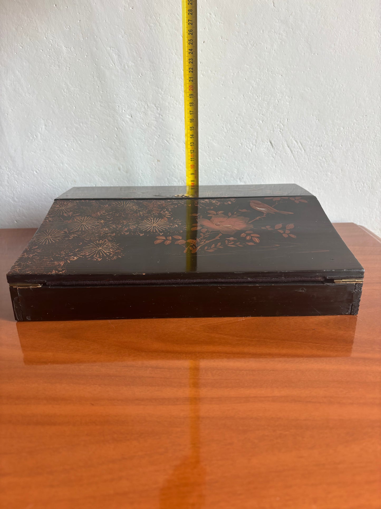 Scrittoio Portatile Asiatico Antico in Legno Laccato con Decorazioni Floreali e Uccelli | Writing Slope da Viaggio