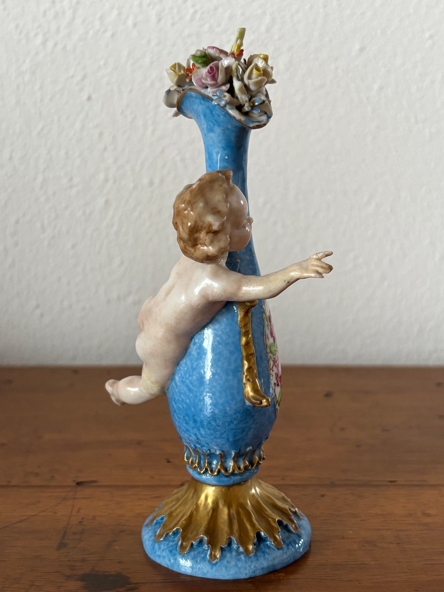 Statuetta a forma di vasetto con fiori marchiata Capodimonte