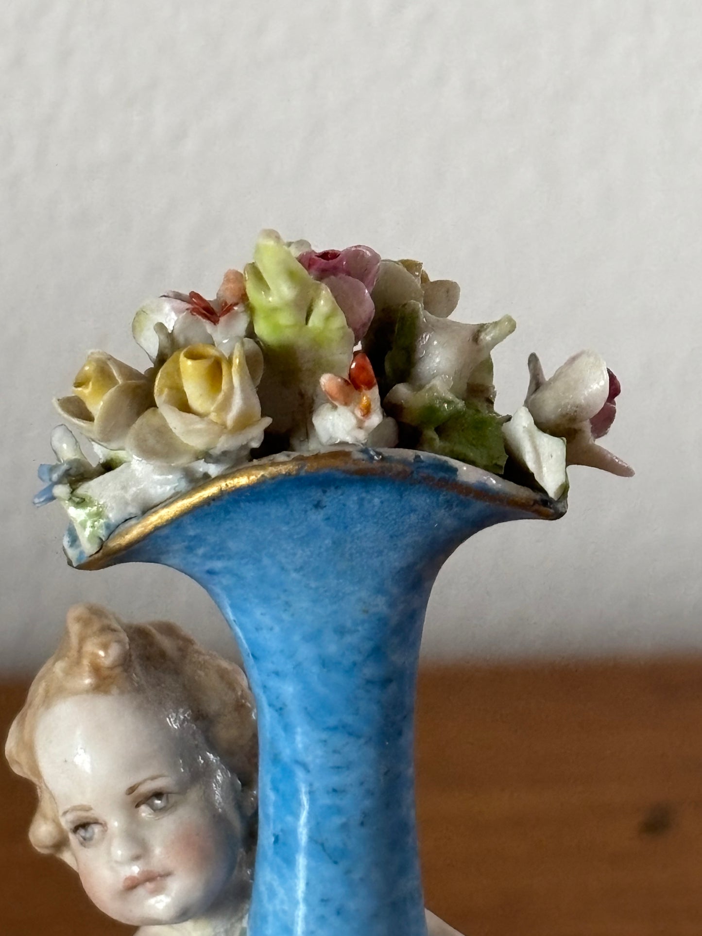 Statuetta a forma di vasetto con fiori marchiata Capodimonte