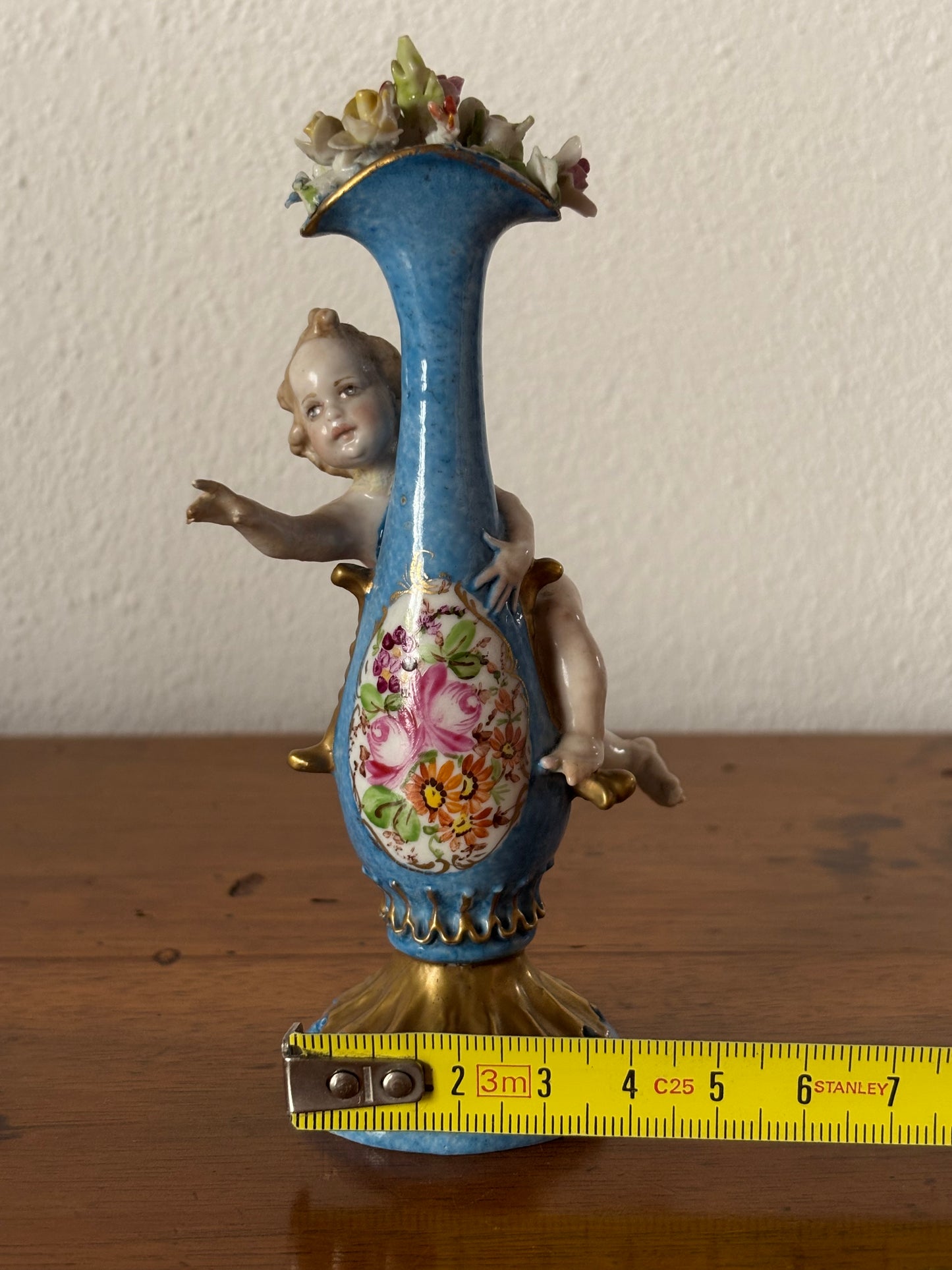Statuetta a forma di vasetto con fiori marchiata Capodimonte