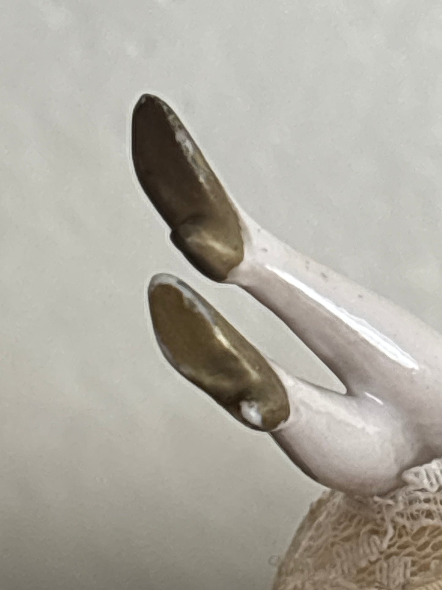 Antikes Nadelkissen in Form einer Dame aus Porzellan mit Stoffrock