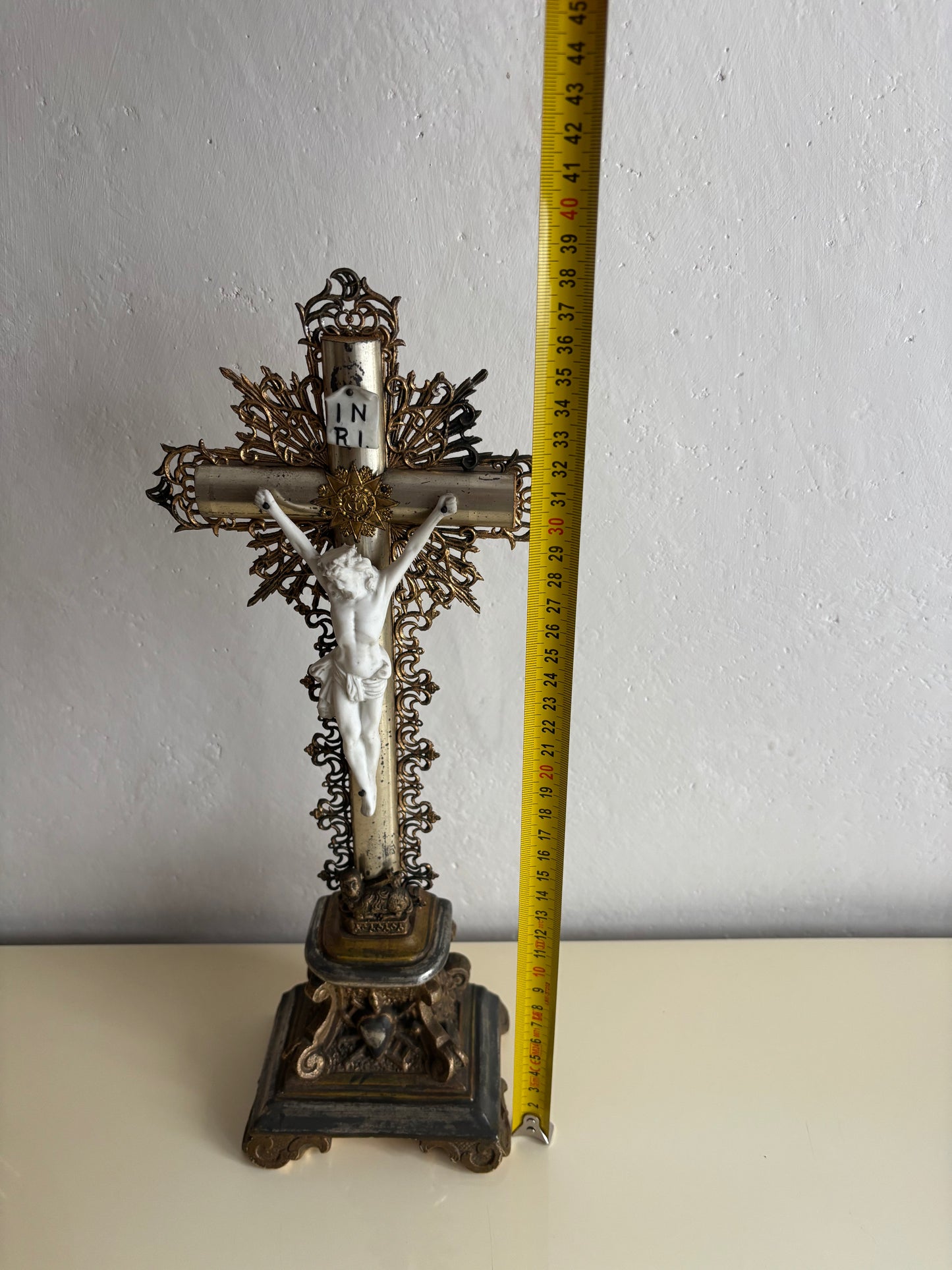 Crocifisso da Tavolo in Legno con Cristo in Ceramica Biscuit – Antico, Decorativo e Devozionale