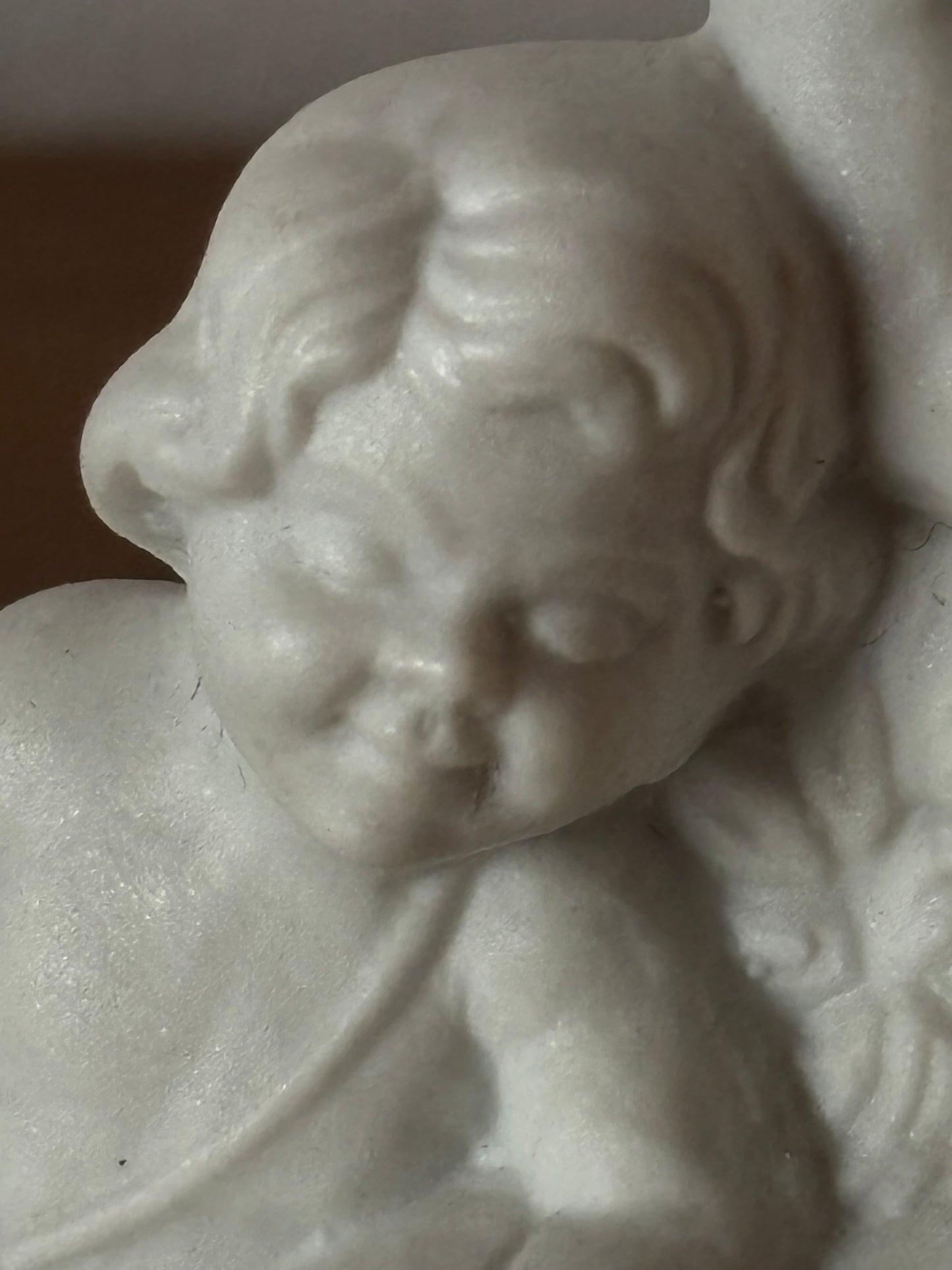 Piccola Statuetta Vintage in Ceramica con Due Putti