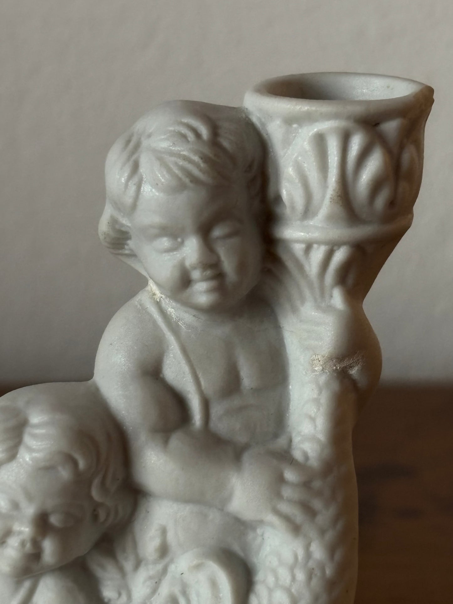 Piccola Statuetta Vintage in Ceramica con Due Putti