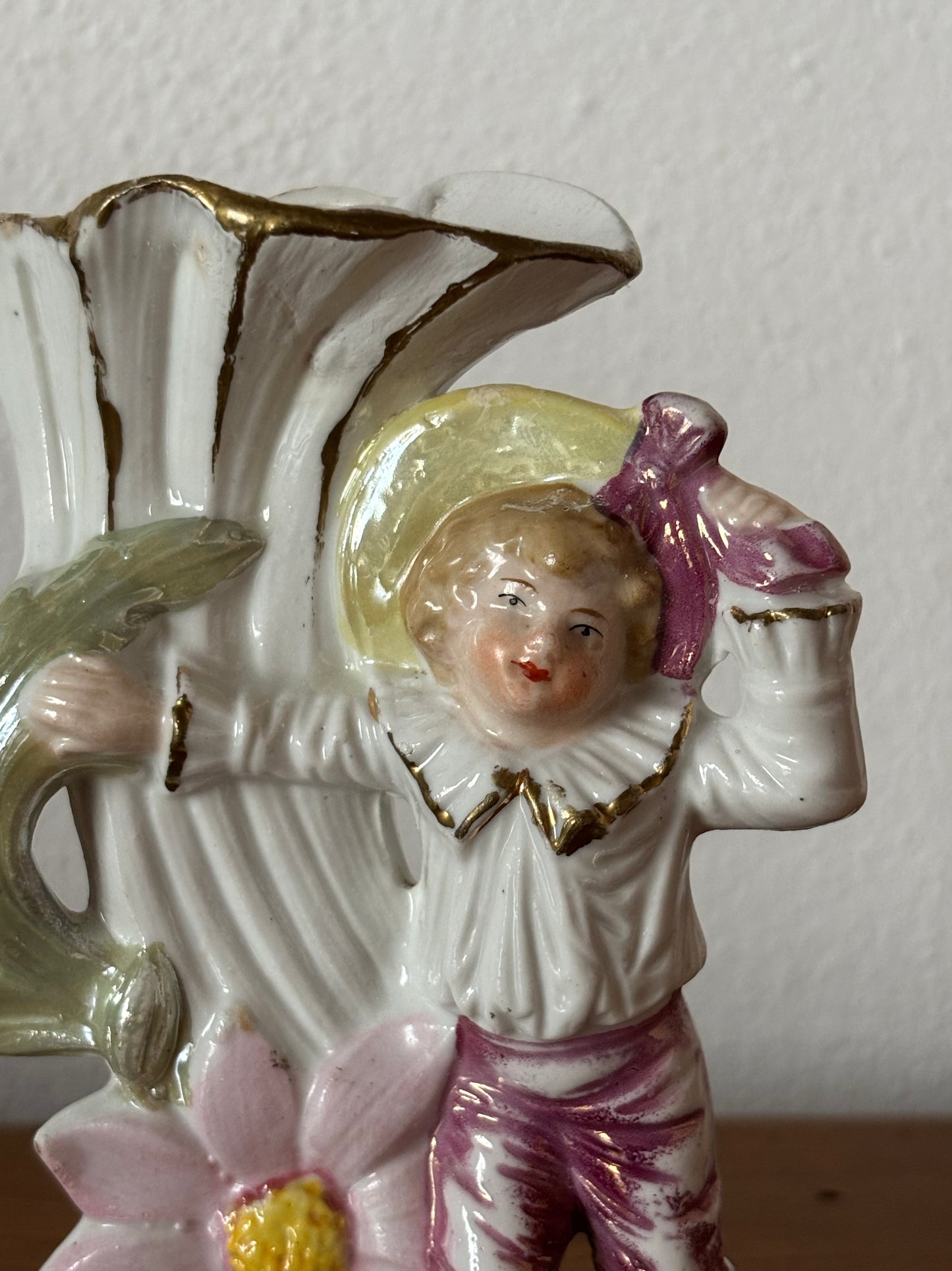 Vasetto in Ceramica Vintage con Bambino e Fiore – Oggetto Decorativo Restaurato