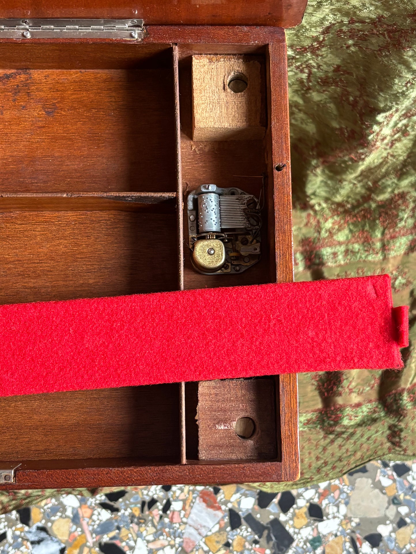 Tavolino musicale italiano intarsiato con carillon funzionante