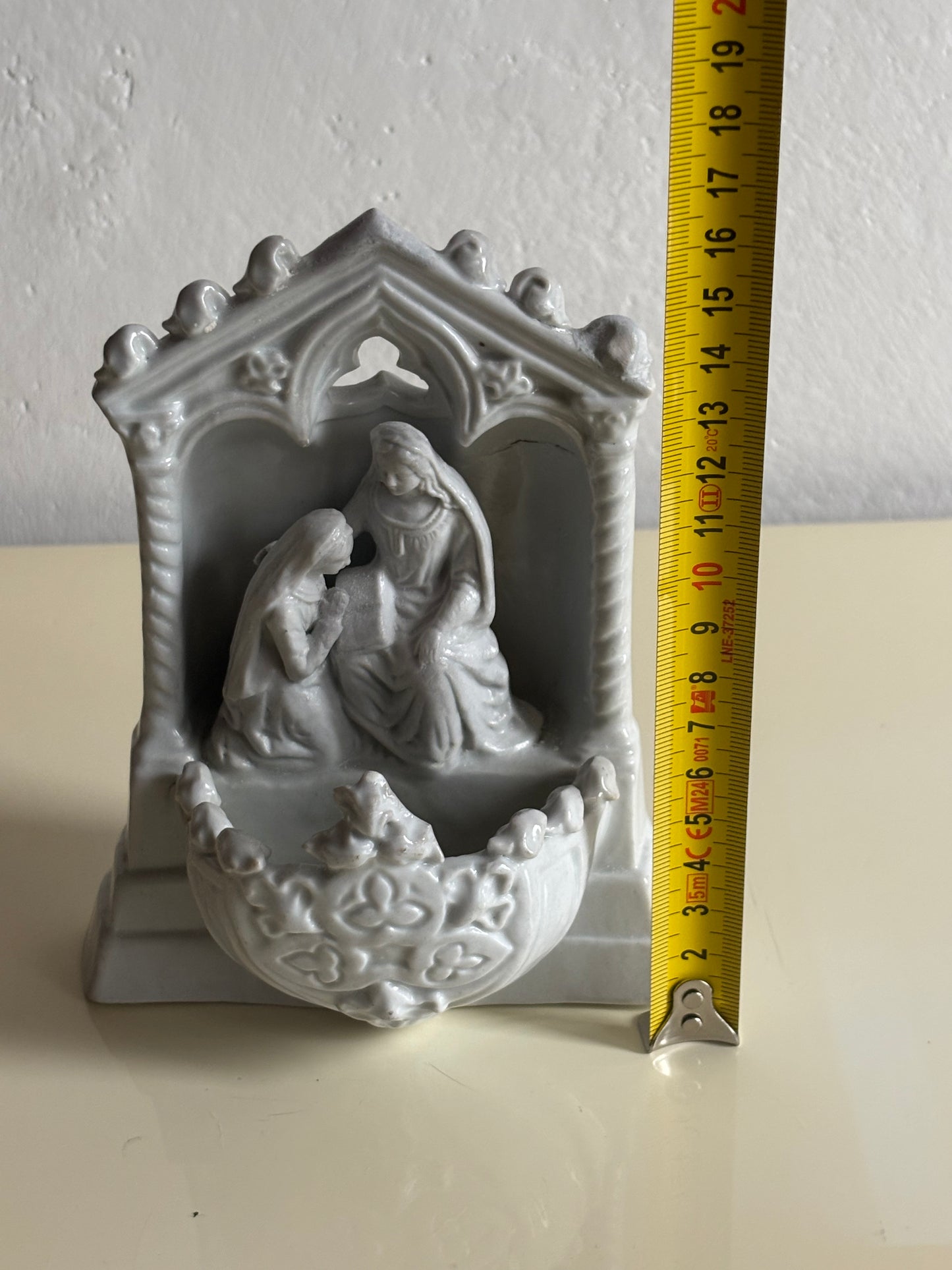 Vintage‑Weihwasserbecken aus glasierter Keramik mit Marienmotiv