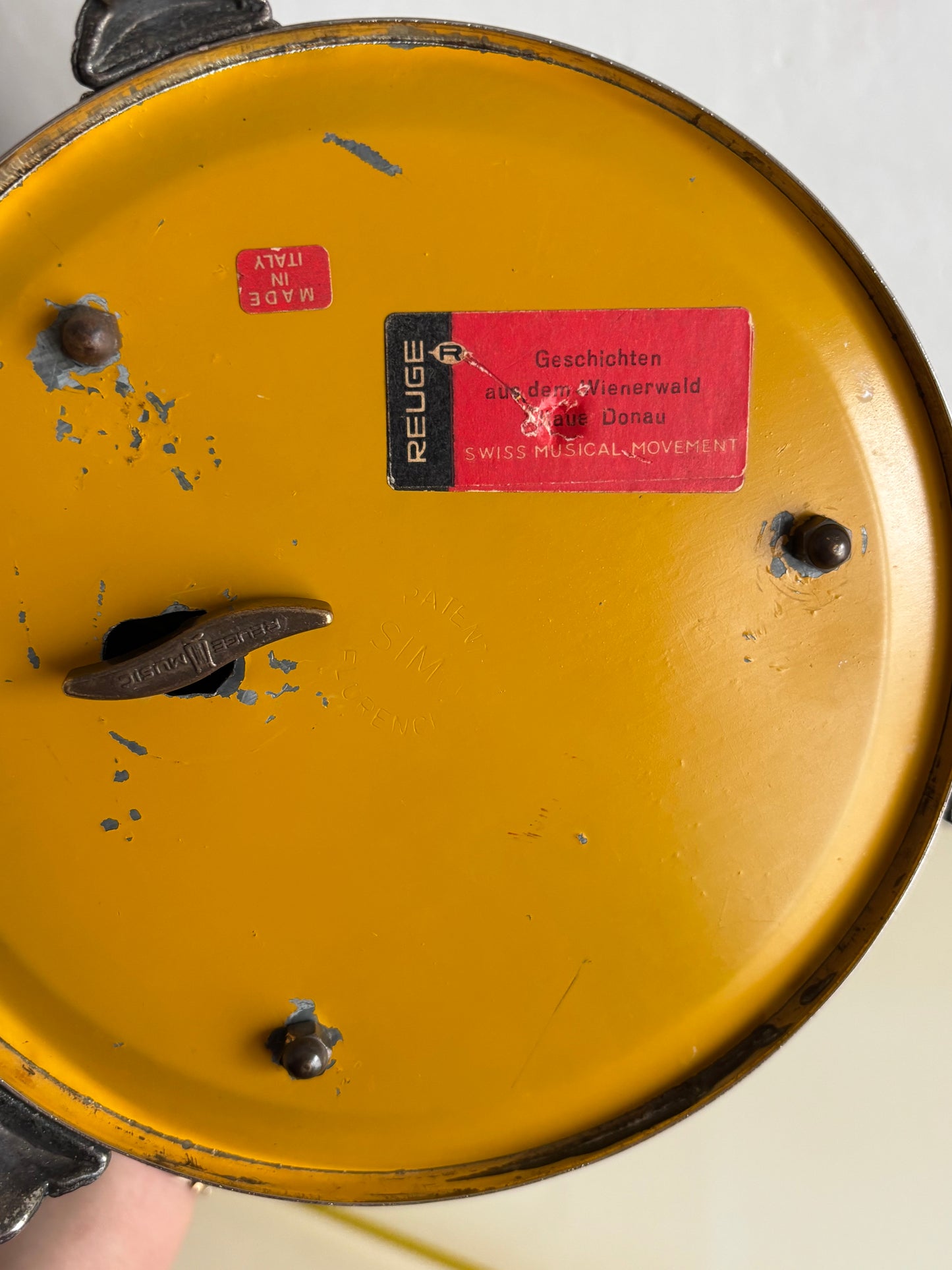 Portasigarette Musicale in Ceramica a Forma di Pagoda