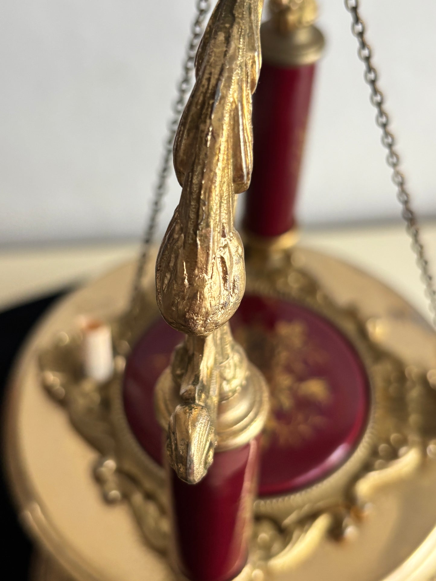 Brunnenförmiger Zigarettenspender mit funktionierender Spieluhr und Rotationsmechanismus