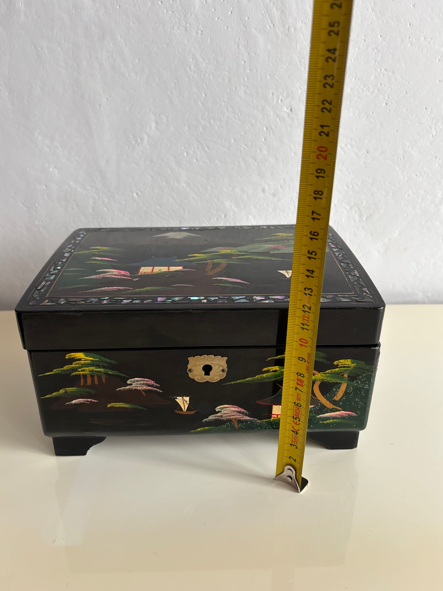 Japanische Lackschatulle mit japanischer Musik und traditionell gemaltem Landschaftsmotiv