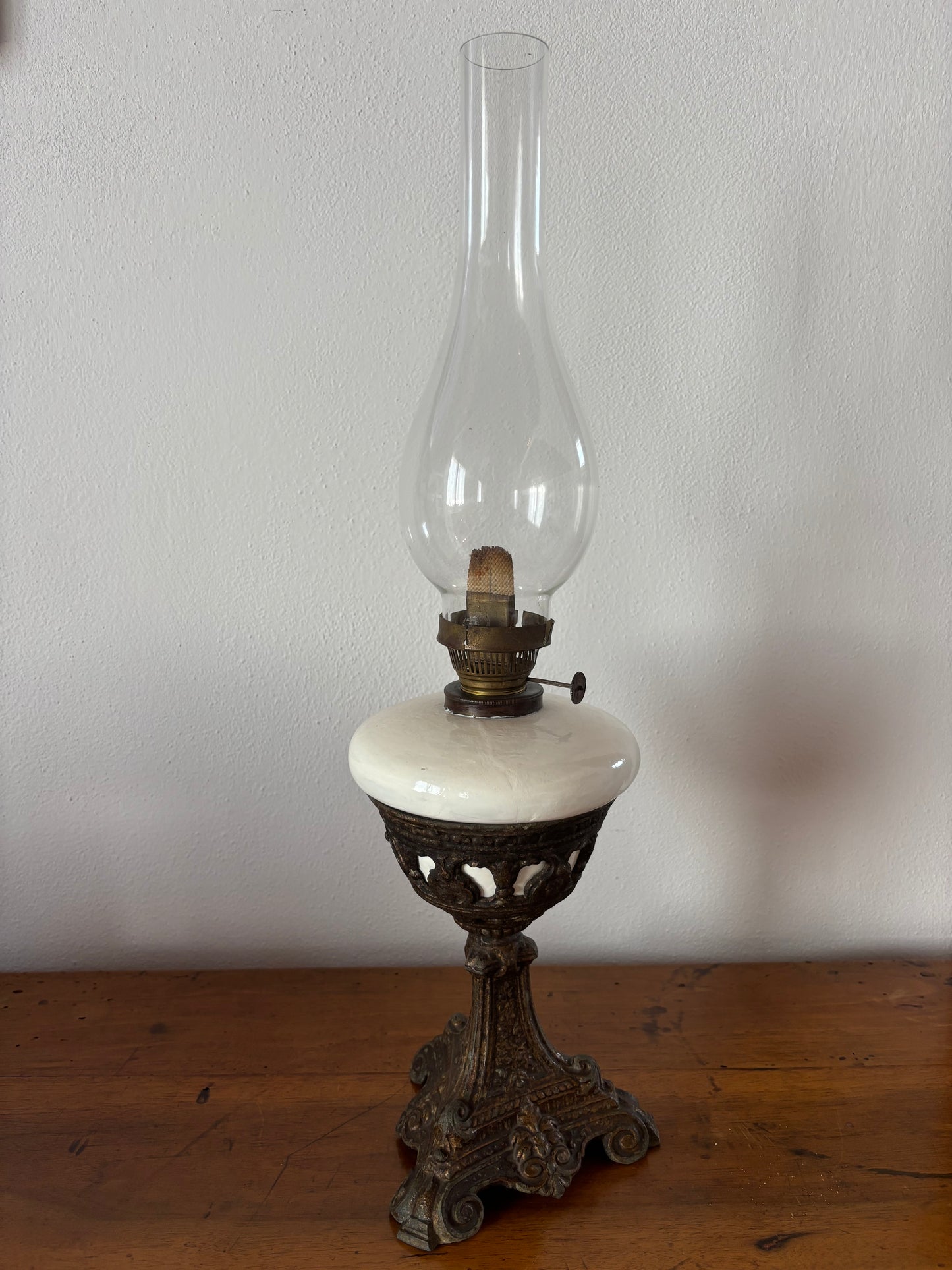 Lampada a olio antica con base in metallo e serbatoio in ceramica – restaurata