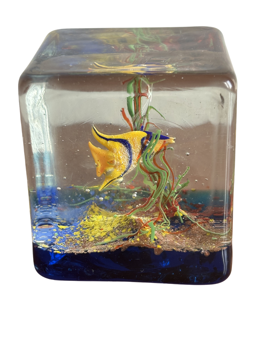 Fermadocumenti in vetro di Murano con scena marina