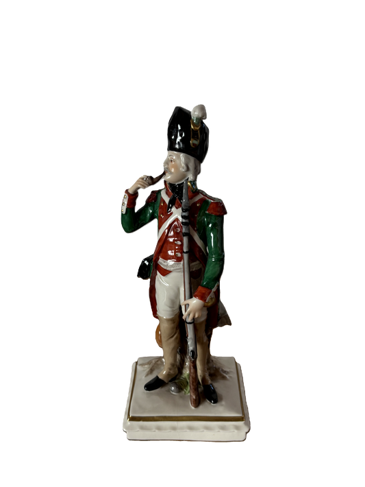 Statuetta in ceramica di soldato con marchio Capodimonte