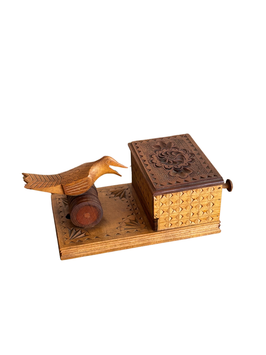 Portasigarette vintage in legno intagliato a forma di uccello