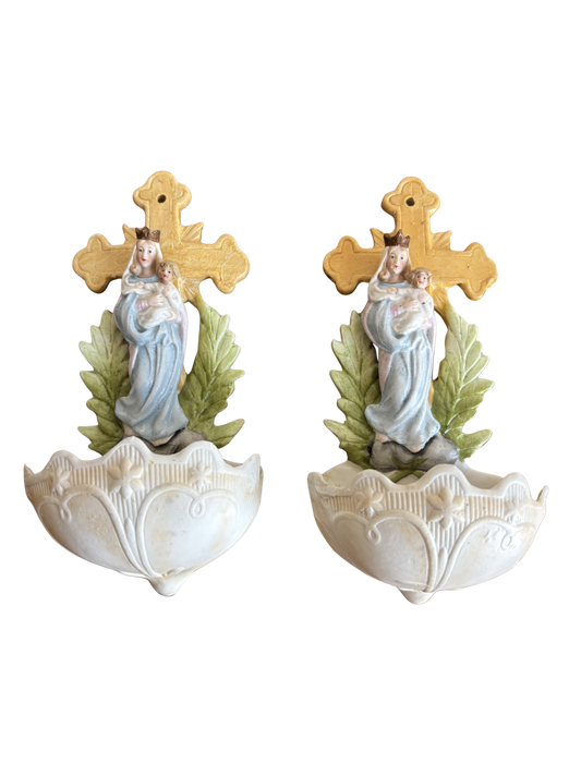 Acquasantiere in ceramica con Madonna e Bambino