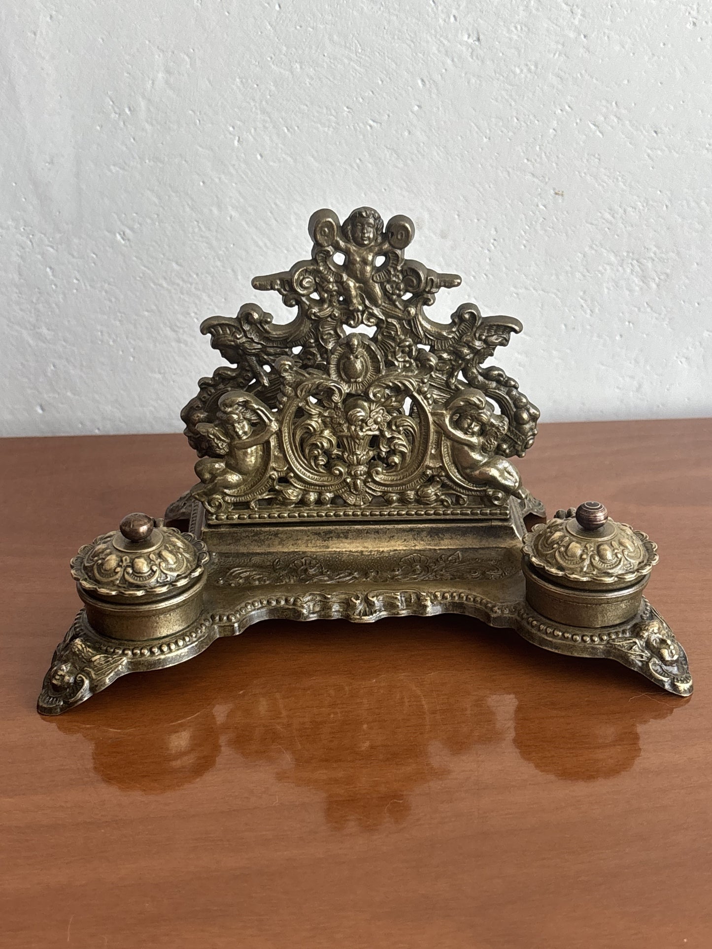Vintage‑Tintenfass aus Metall mit originalen Behältern