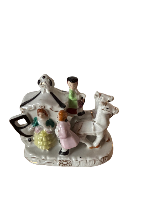 Oggetto Vintage in Ceramica – Scena di Discesa da Carrozza
