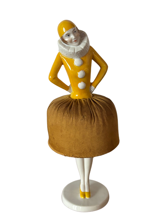 Statuetta vintage porta spilli Pierrot giallo in porcellana e stoffa – Anni '20-'40, restaurata