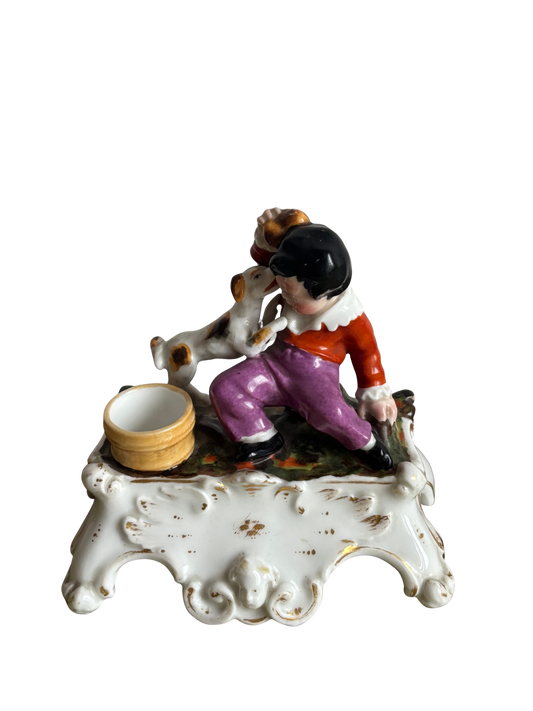 Porzellanfiguren-Gruppe mit Kind und Hund – mögliches antikes Tintenfass