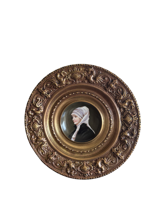 Piatto in ceramica con miniatura di nobildonna e cornice in metallo lavorato a sbalzo