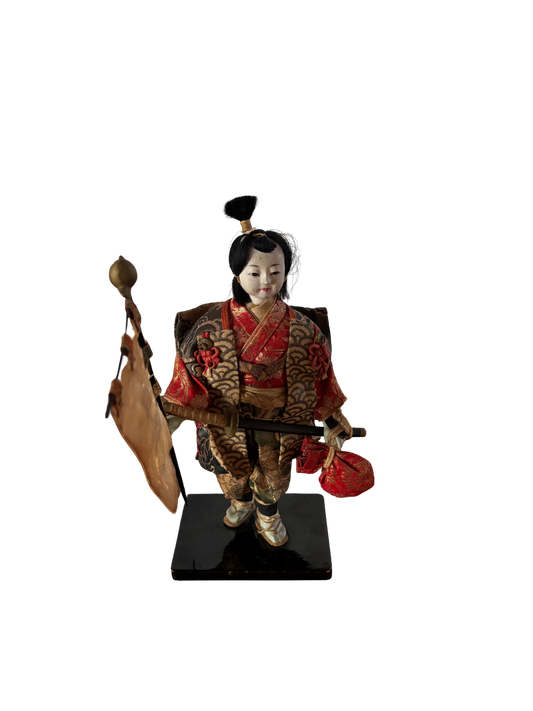 Statuina decorativa di donna samurai con stendardo, restaurata