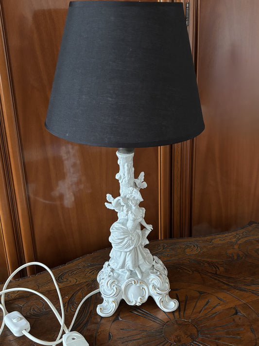 Lampada in ceramica bianca marcata con N coronata