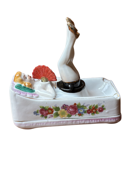 Posacenere in ceramica vintage metà '900 – Donna pin-up con gambe mobili