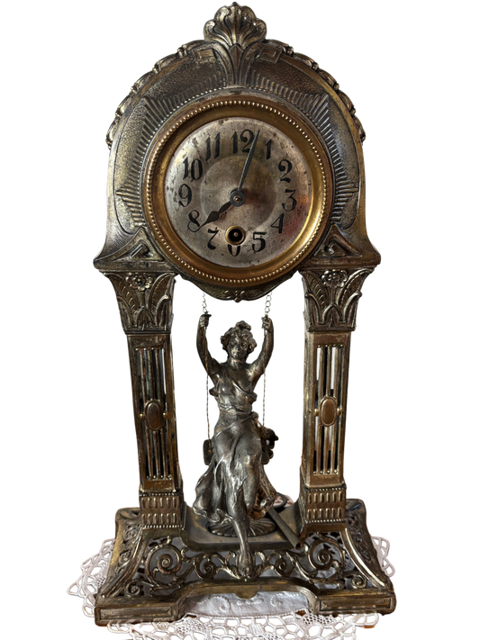 Orologio da Tavola a Portico Vintage con Donna su Altalena