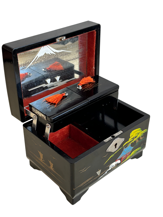 Kleine Vintage‑Spieluhr mit Schlüssel, lackiertem Kästchen und Fuji‑Berg auf dem Spiegel