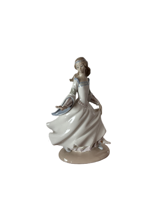 Statuina in ceramica Lladró – Cenerentola in abito da ballo, restaurata