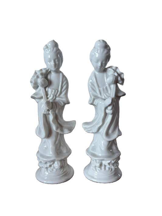 Coppia di Statuette in Porcellana Bianca – Dea Quan Yin con Fiore di Loto