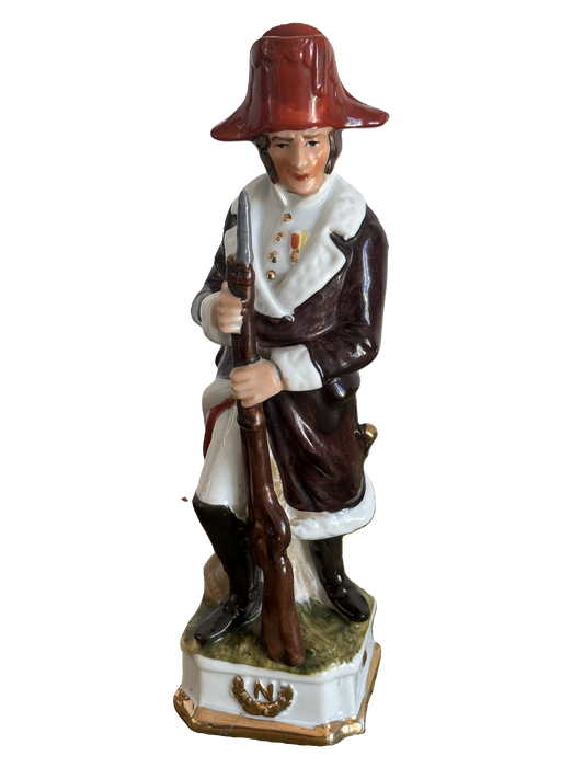 Soldato in ceramica stile napoleonico con fucile e baionetta – imitazione Capodimonte