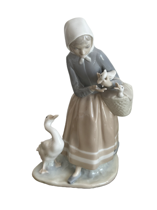 Statuetta Lladro Vintage – Ragazza con Paperelle e Cestino di Anatroccoli
