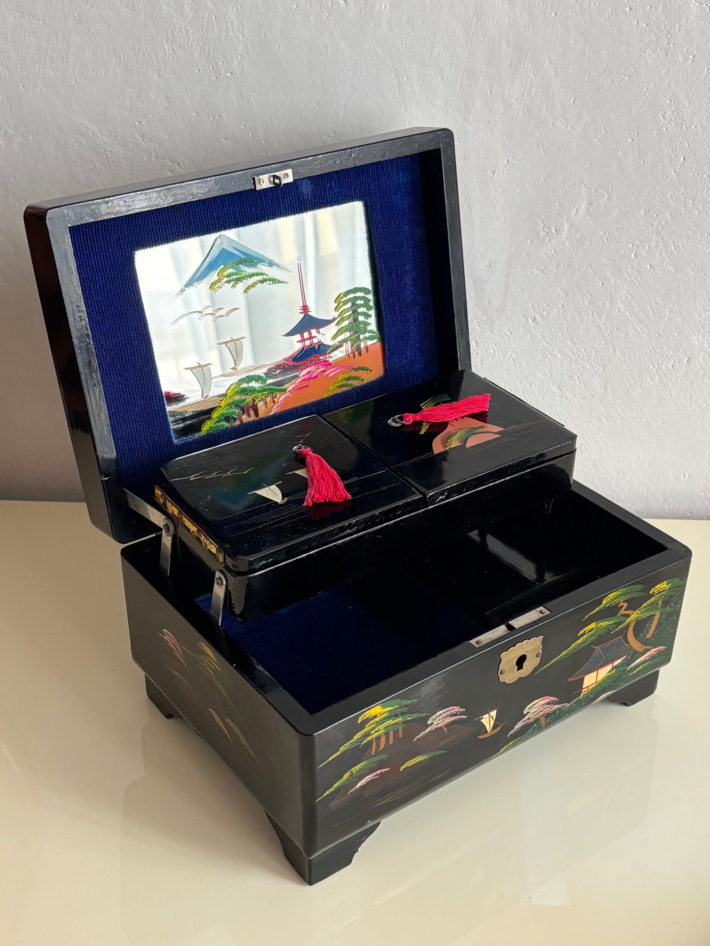 Japanische Lackschatulle mit japanischer Musik und traditionell gemaltem Landschaftsmotiv