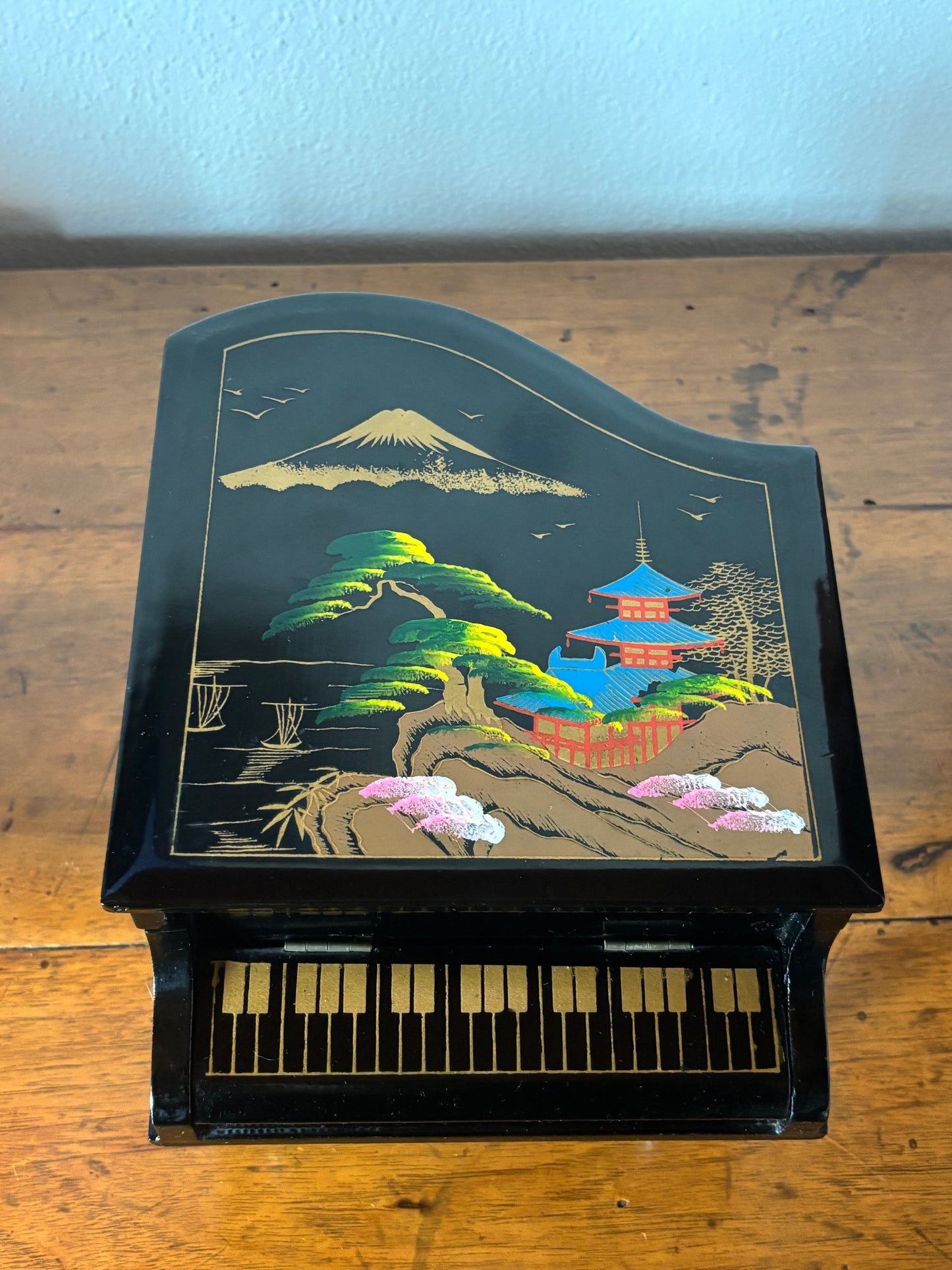 Portagioie giapponese a forma di pianoforte con piccolo scomparto frontale