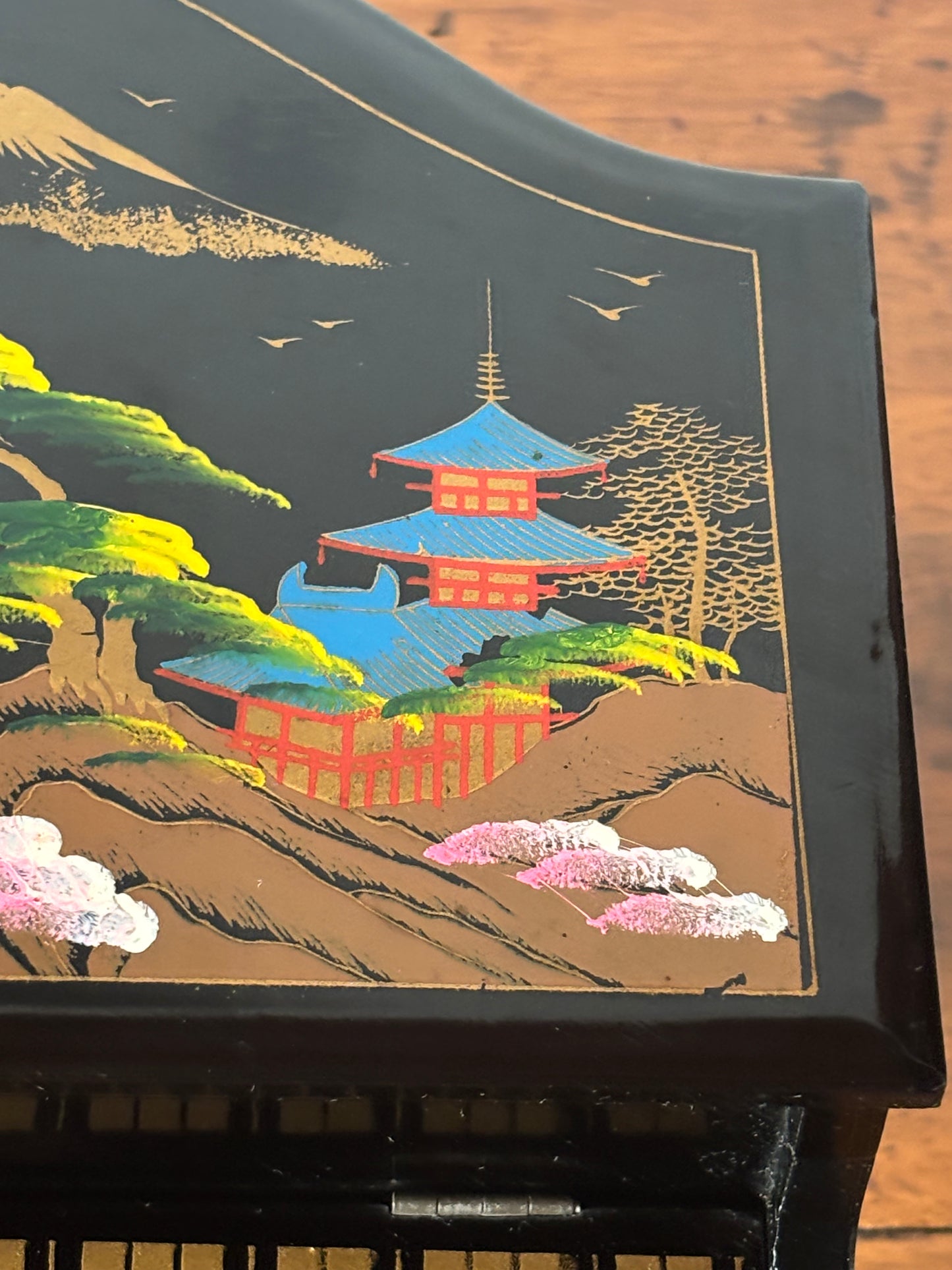 Portagioie giapponese a forma di pianoforte con piccolo scomparto frontale