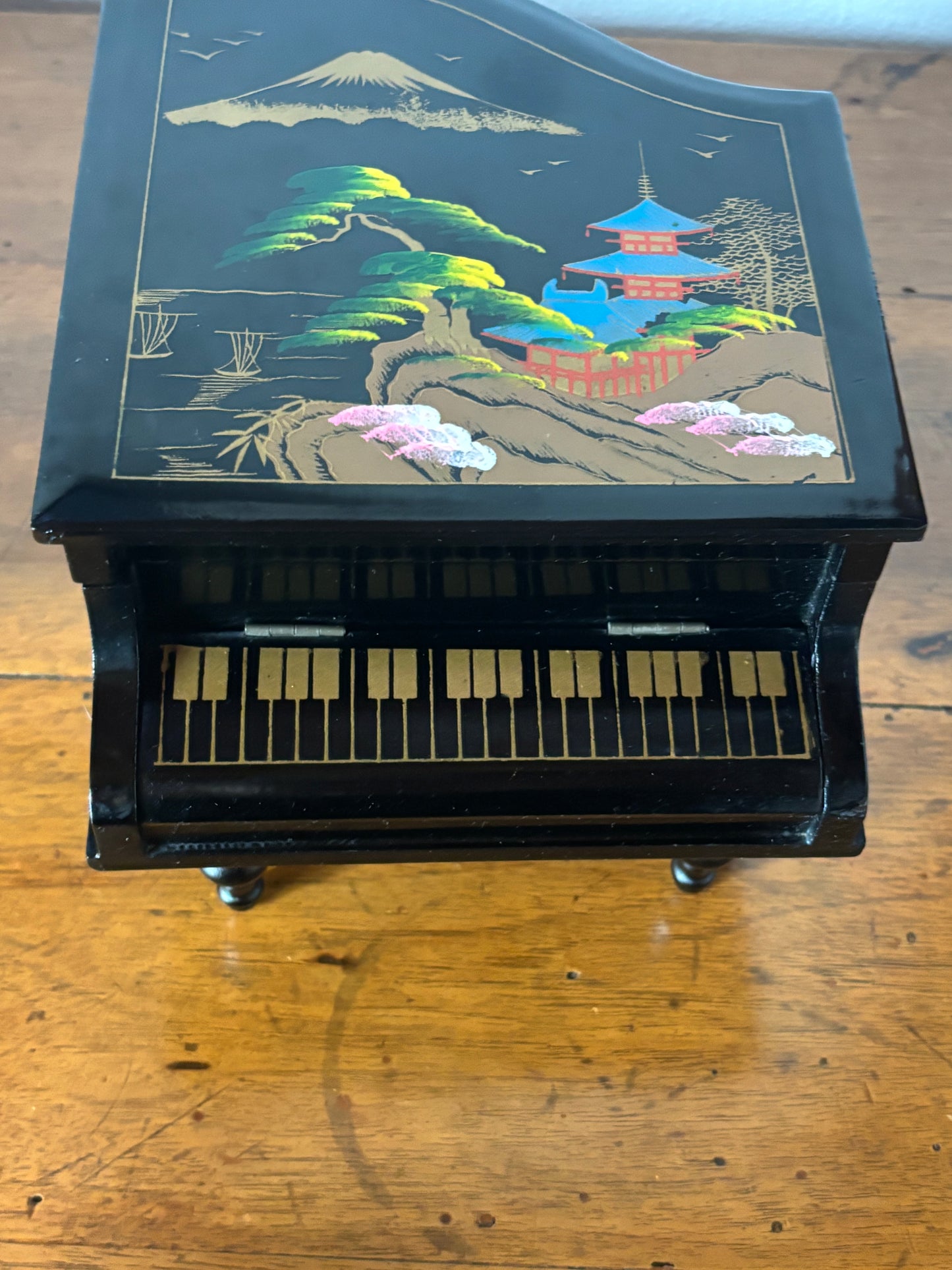 Portagioie giapponese a forma di pianoforte con piccolo scomparto frontale