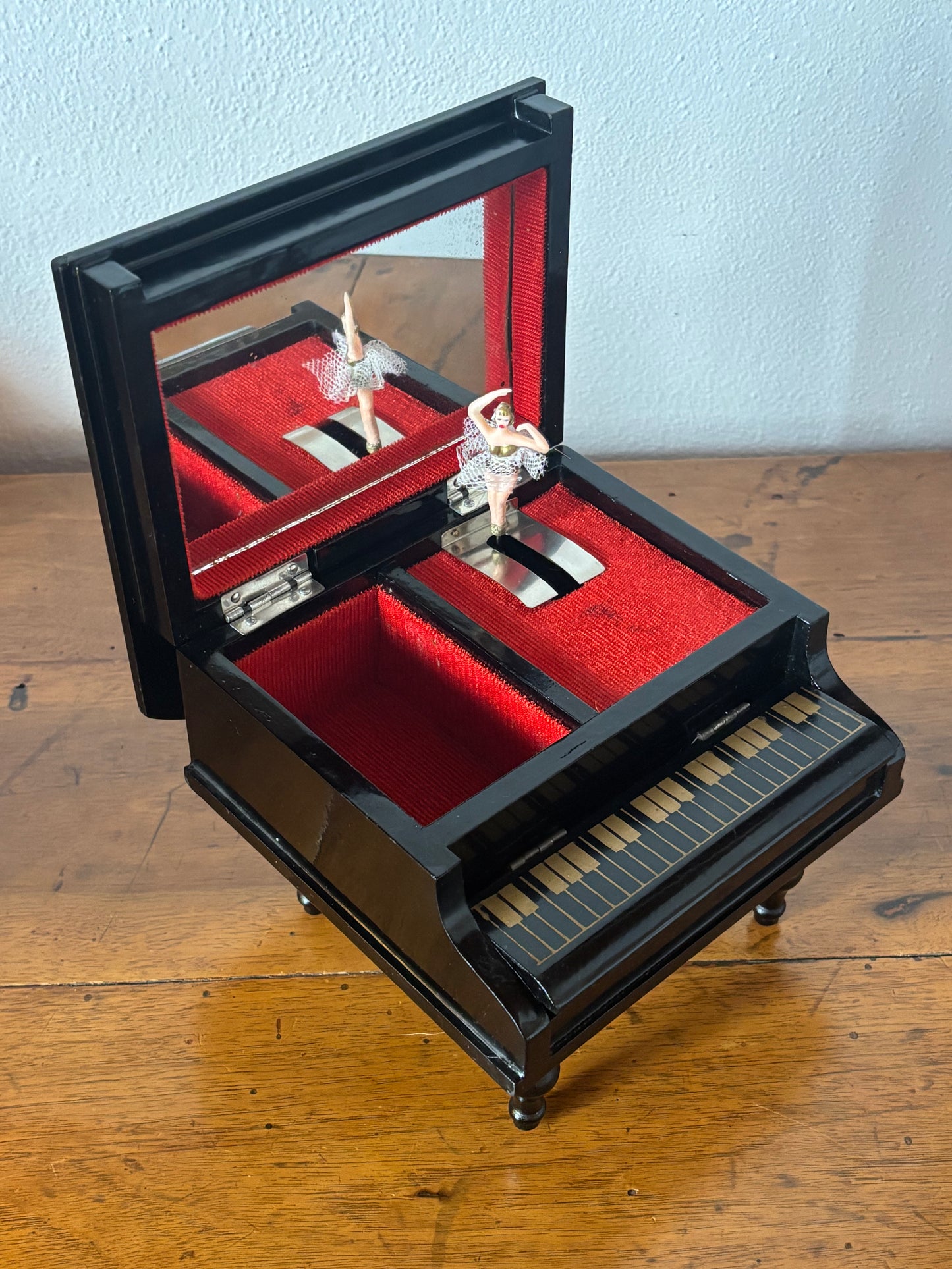 Portagioie giapponese a forma di pianoforte con piccolo scomparto frontale