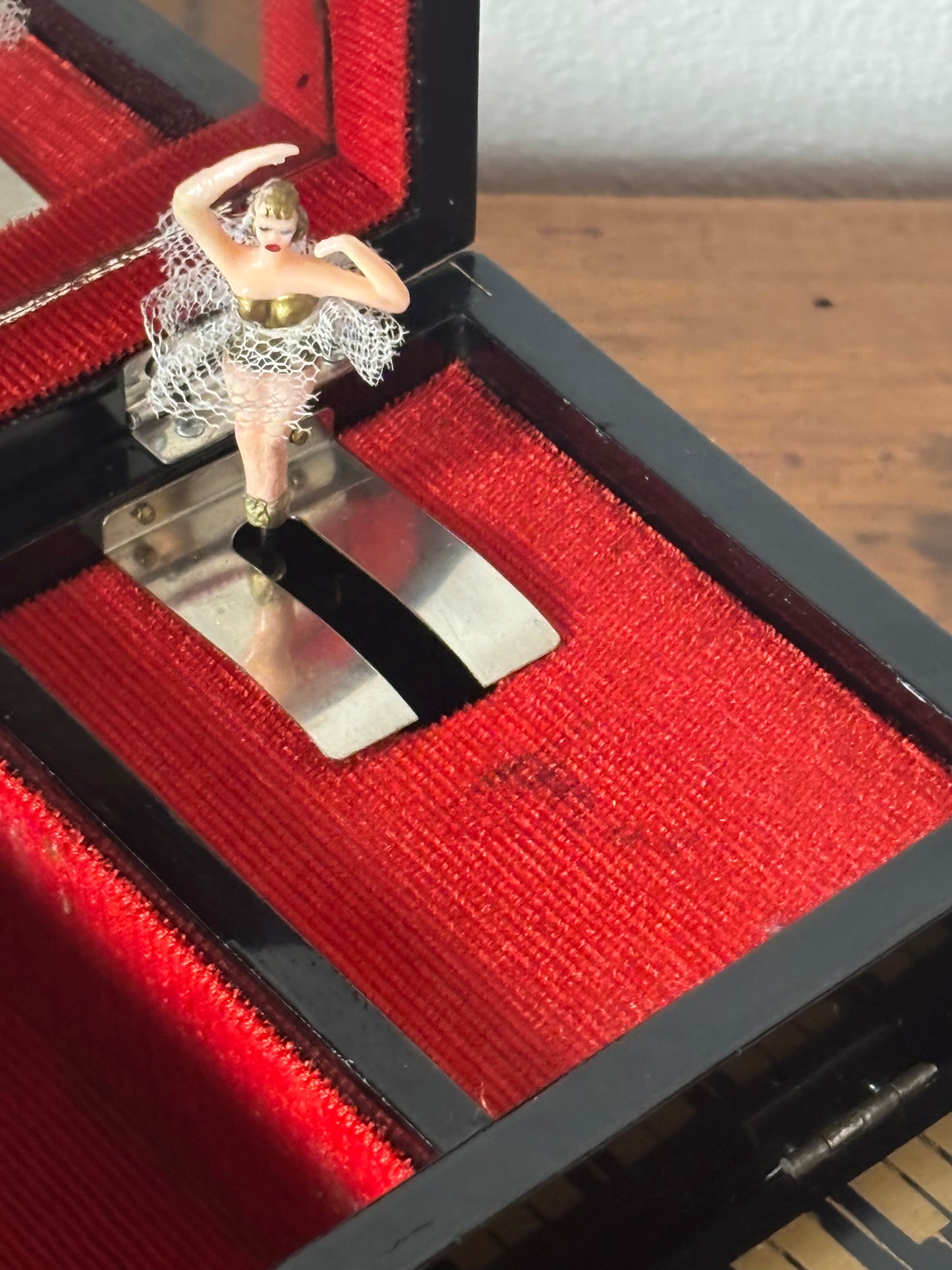 Portagioie giapponese a forma di pianoforte con piccolo scomparto frontale