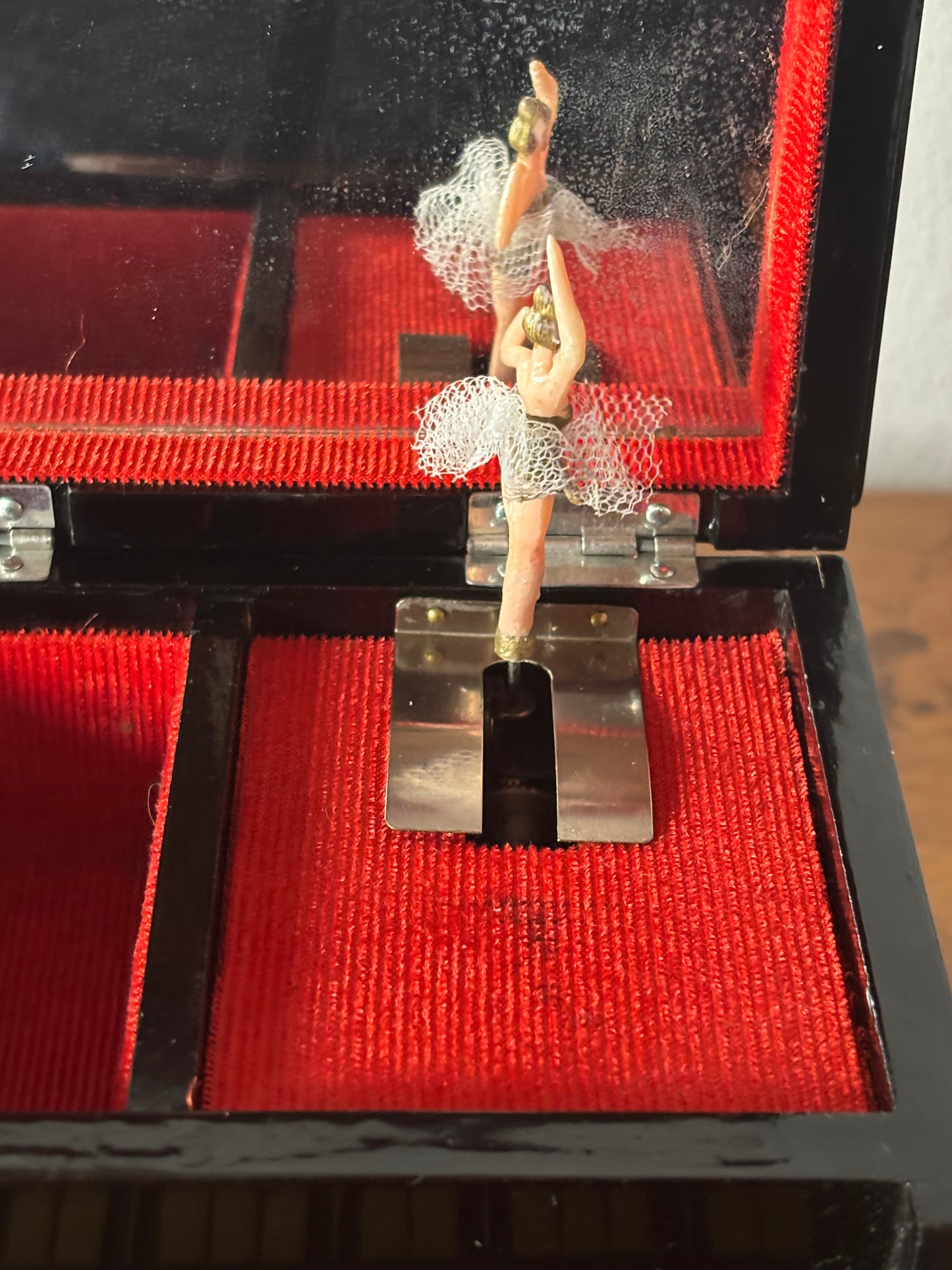 Portagioie giapponese a forma di pianoforte con piccolo scomparto frontale