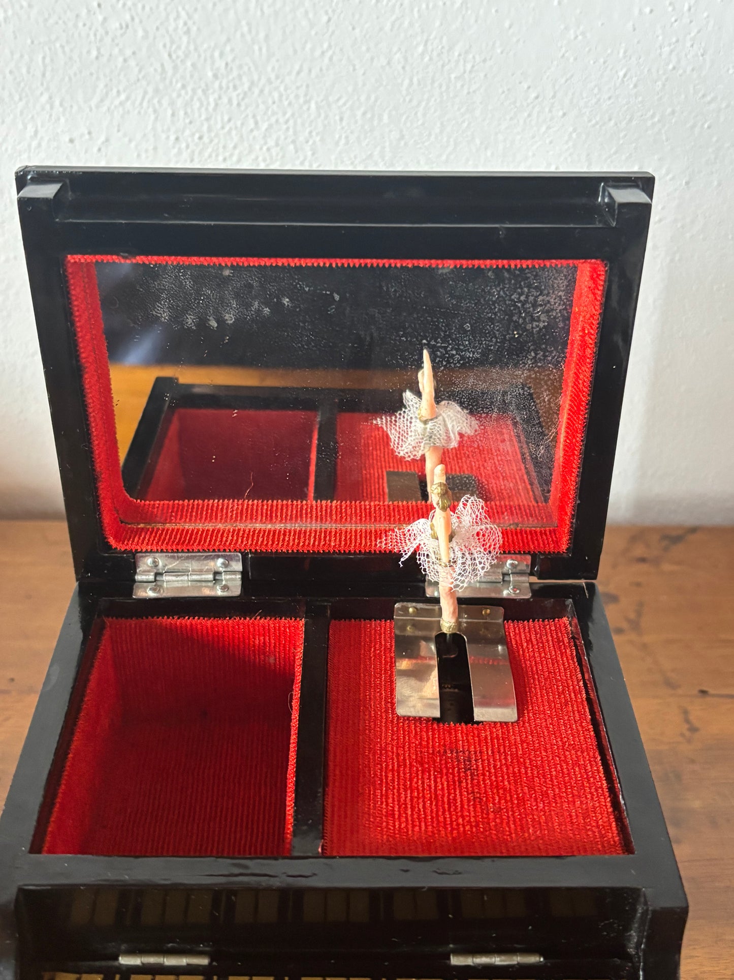 Portagioie giapponese a forma di pianoforte con piccolo scomparto frontale