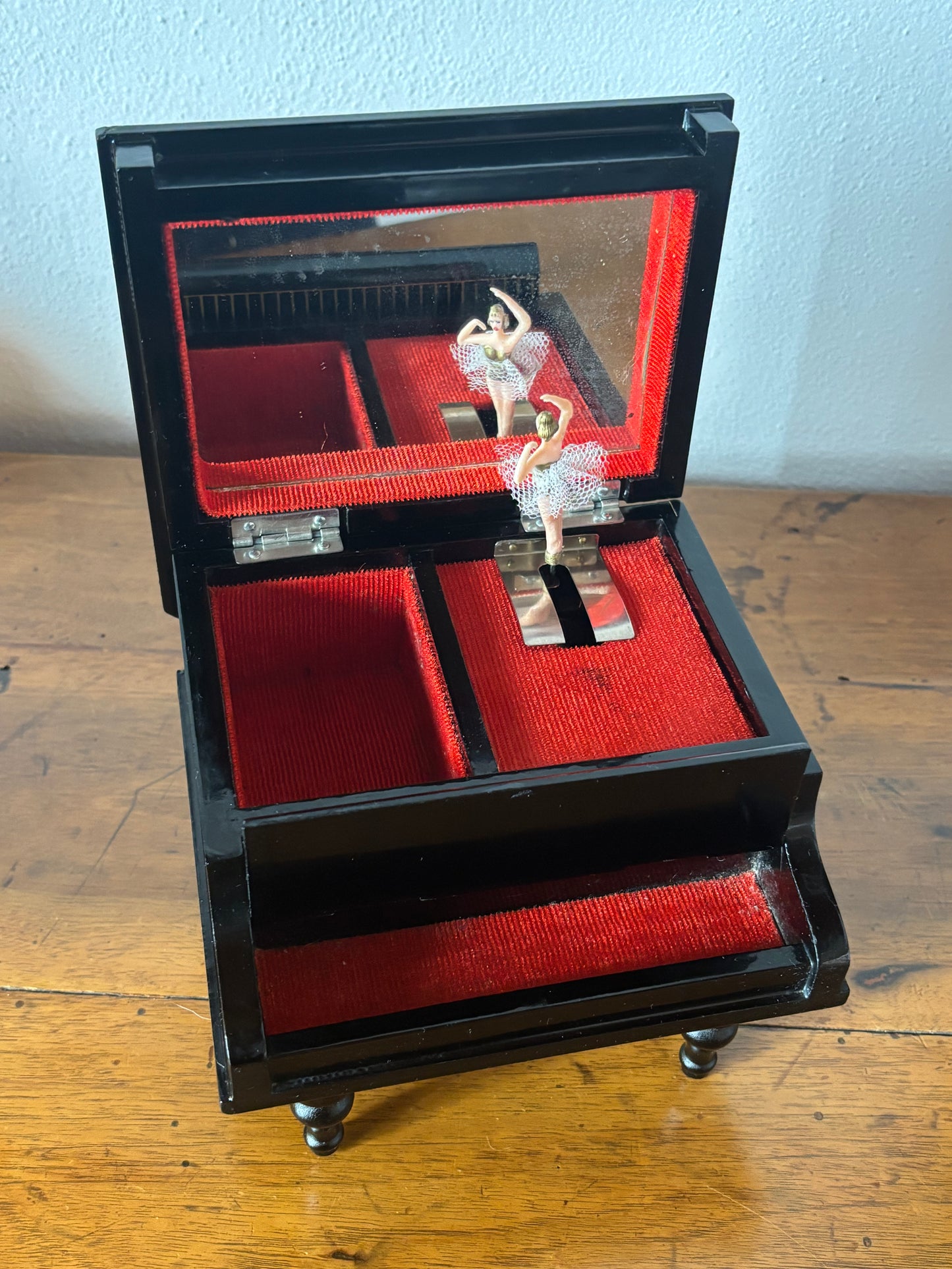 Portagioie giapponese a forma di pianoforte con piccolo scomparto frontale