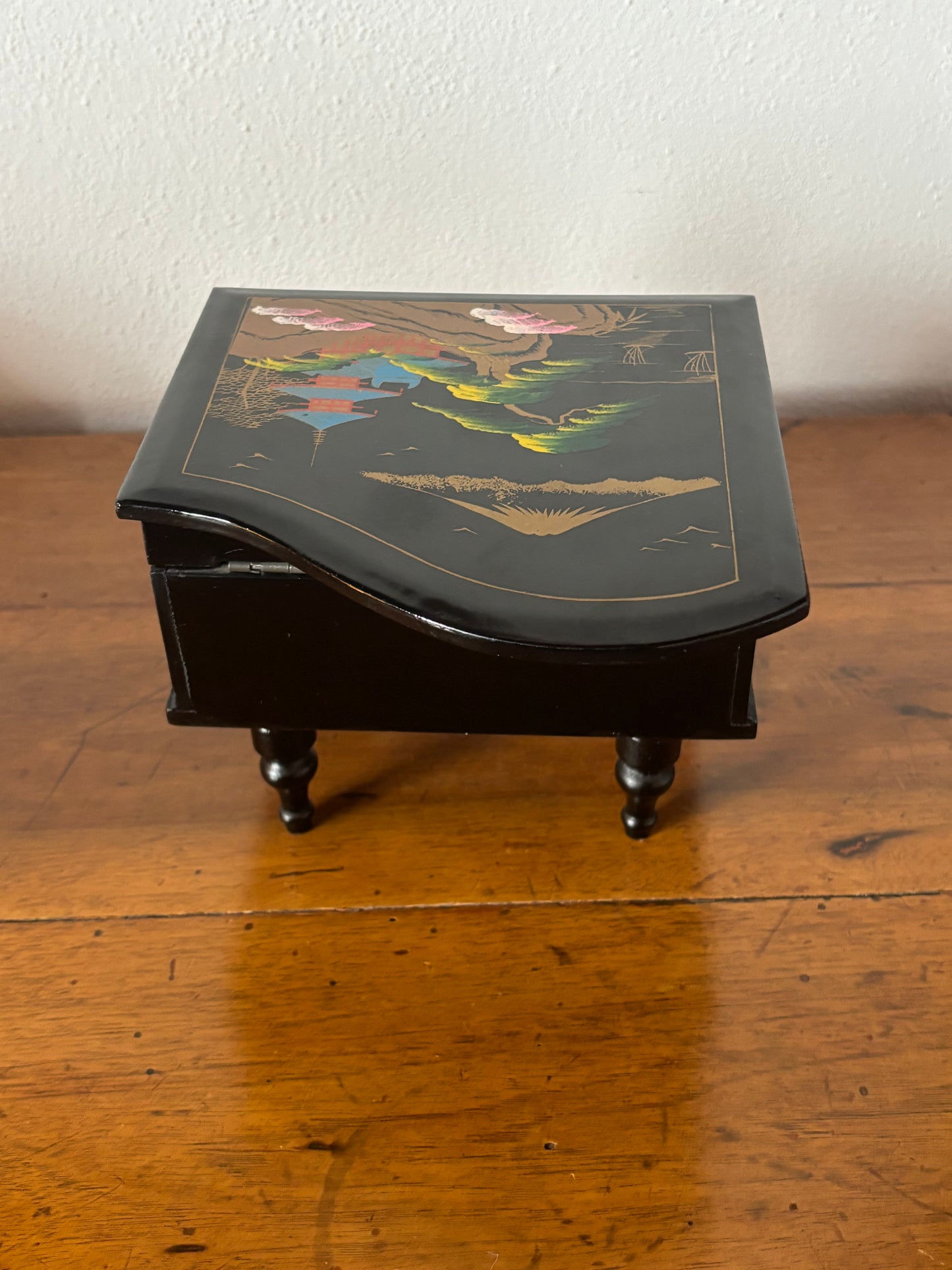 Portagioie giapponese a forma di pianoforte con piccolo scomparto frontale