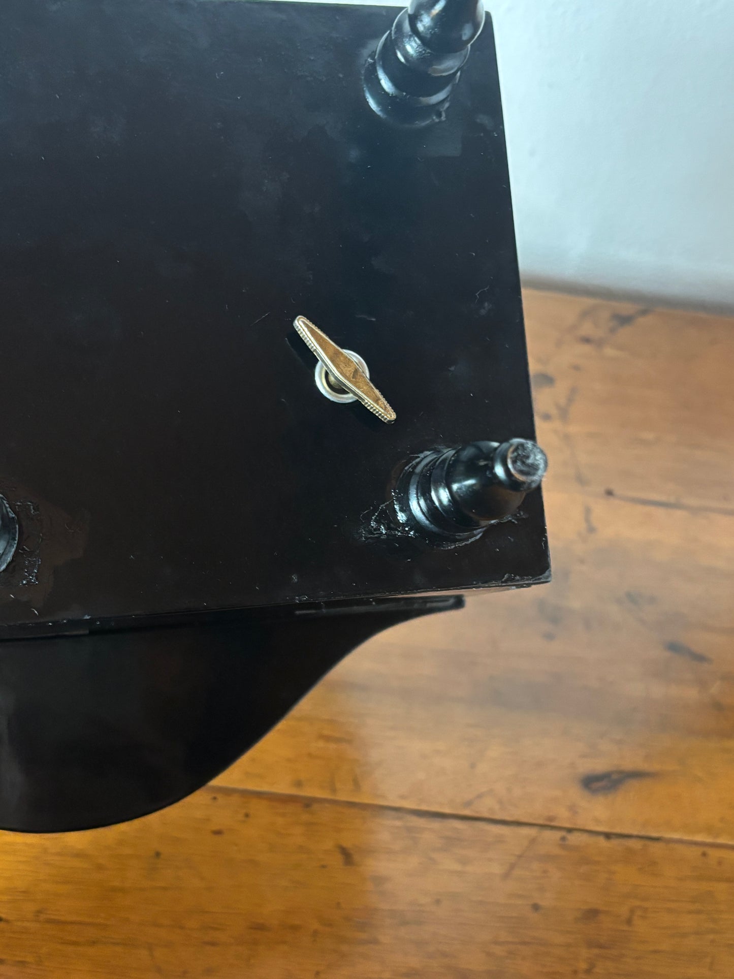 Portagioie giapponese a forma di pianoforte con piccolo scomparto frontale