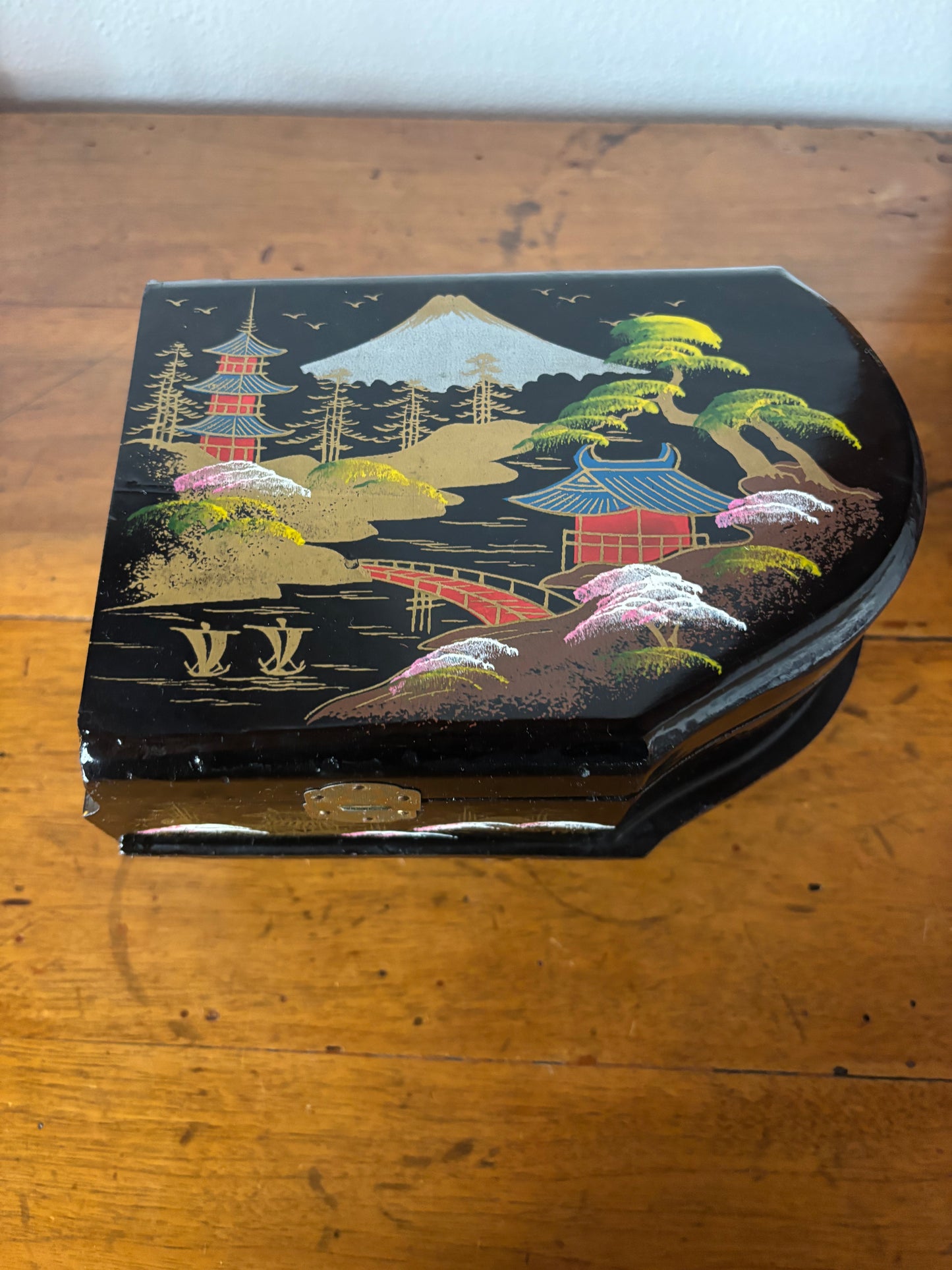 Portagioie giapponese a forma di pianoforte con decorazione multicolore